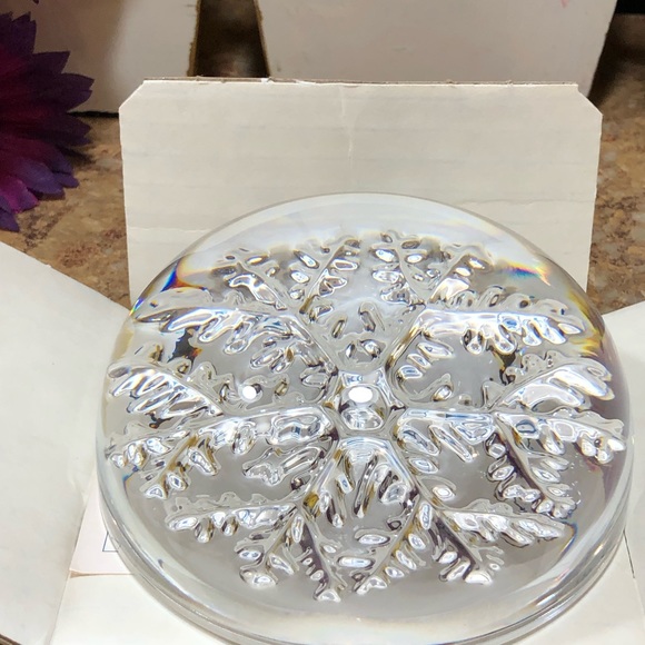 Vintage Avon Individually Made Crystal Snowflake Paperweight In Original Box - Picture 4 of 16